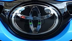 Le logo Toyota sur une Toyota GR Corolla exposée au Salon international de l'automobile de Pittsburgh, le 15 février 2024. (AP Photo/Gene J. Puskar)