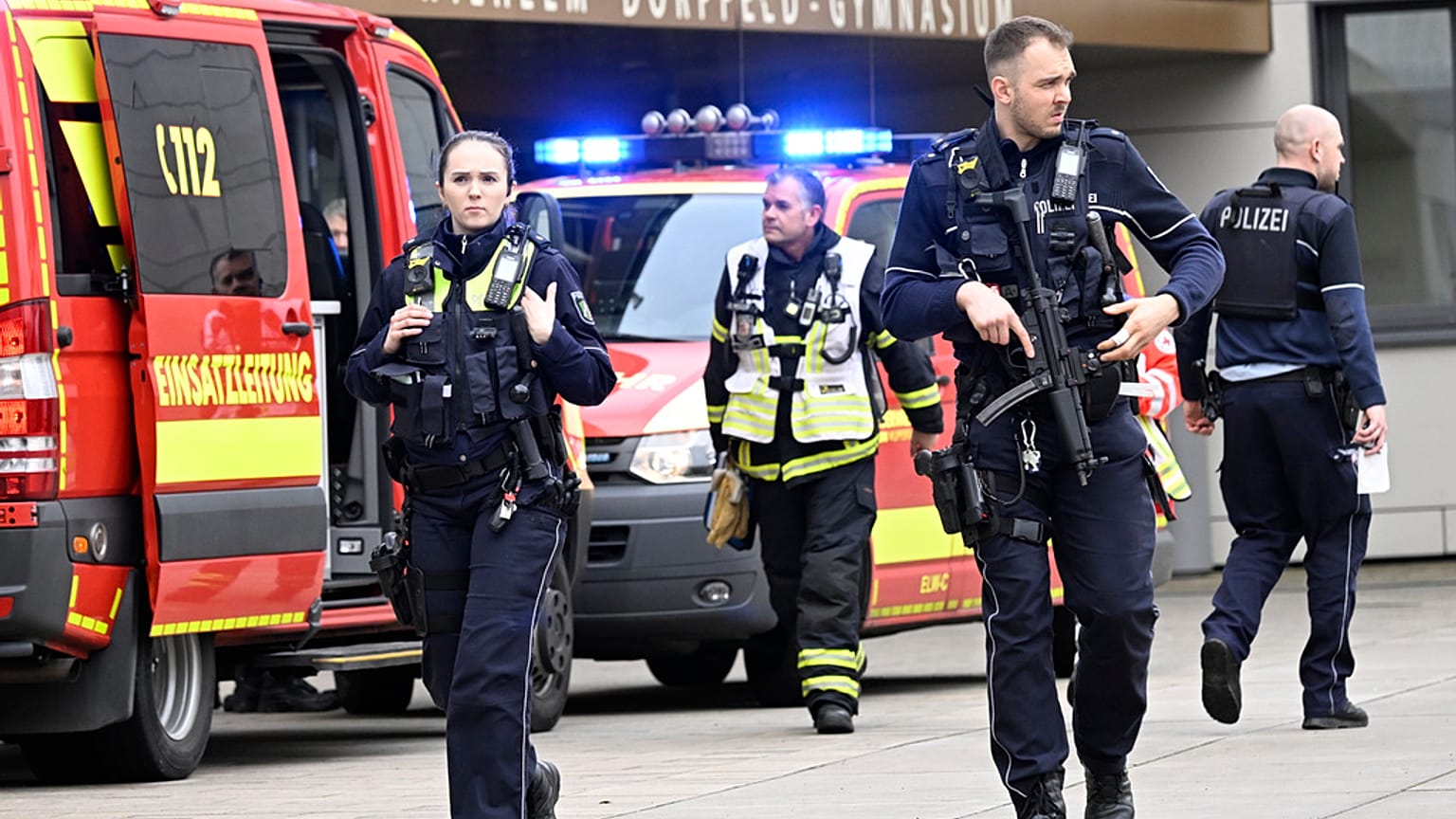 La police allemande est intervenue sur les lieux de l'attaque au couteau qui a fait 5 blessés à Wuppertal en Allemagne, le 22 février 2024.