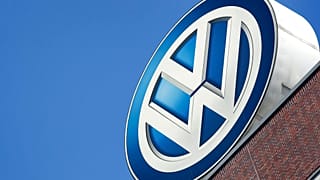 Almanya'nın Wolfsburg kentindeki şirket binasında Volkswagen markasının logosu