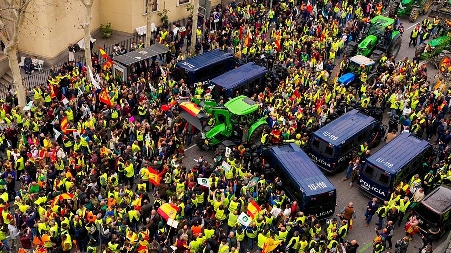 Hunderte von Landwirten versammelten sich mit dutzenden Traktoren am Hafen von Valencia.