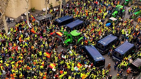 Hunderte von Landwirten versammelten sich mit dutzenden Traktoren am Hafen von Valencia.