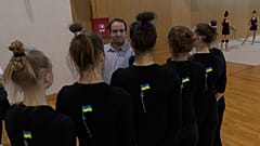 Ο ΓΙΑΝΝΗΣ ΚΑΡΑΓΙΩΡΓΑΣ ΣΥΝΟΜΙΛΕΙ ΜΕ ΤΑ ΚΟΡΙΤΣΙΑ ΤΗΣ ΕΘΝΙΚΗΣ ΑΝΣΑΜΠΛ ΟΥΚΡΑΝΙΑΣ