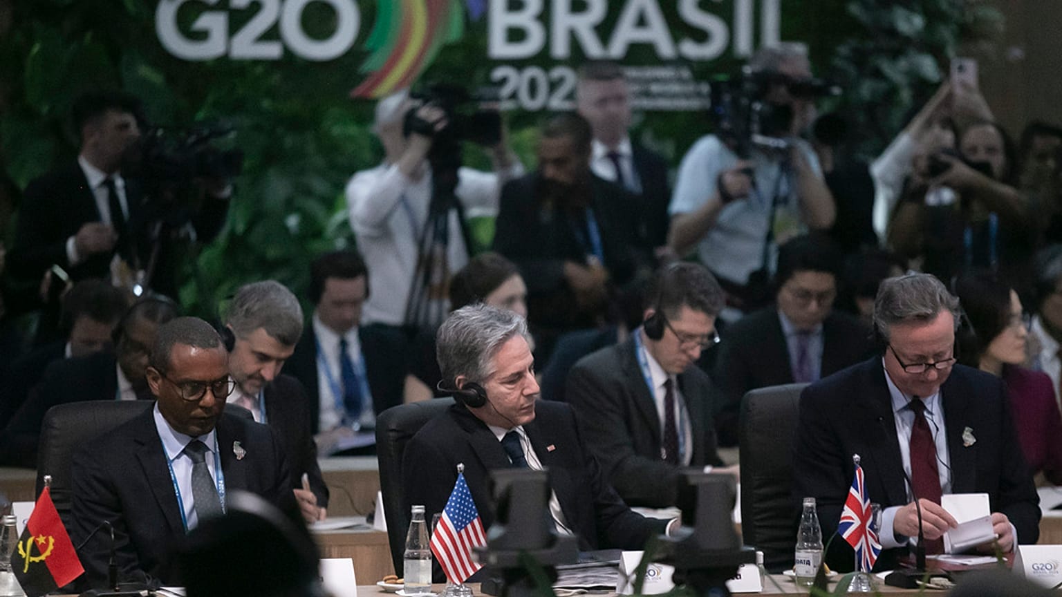 İngiltere Dışişleri Bakanı David Cameron, ABD Dışişleri Bakanı Antony Blinken ve Angola Ekonomik İşbirliği Bakanı Jose Massano Rio de Janeiro'daki G20 toplantısında