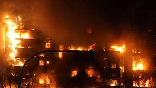 حريق في مبنى من 14 طابقاً في مدينة فالنسيا