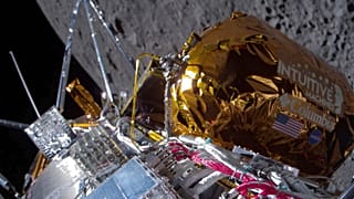 На этом снимке, предоставленном компанией Intuitive Machines, показан лунный посадочный аппарат Odysseus над ближней стороной Луны после выхода на лунную орбиту 21 февраля 2024 года.