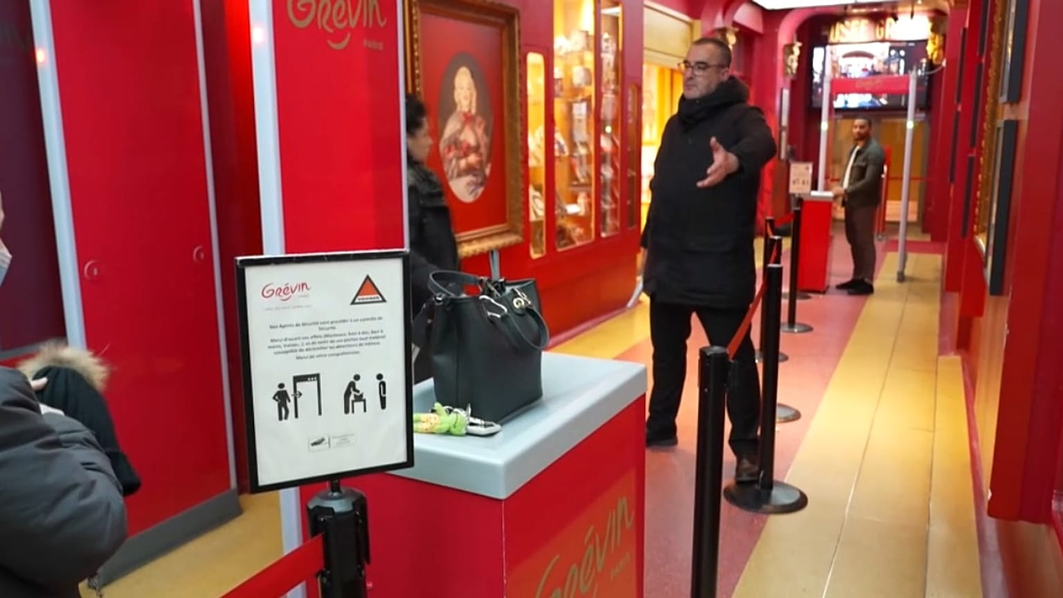 Un guardia de seguridad vigila la entrada de personas en el Museo Grévin en París, febrero de 2024.