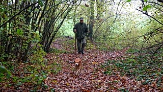 En esta foto tomada el domingo 10 de noviembre de 2019, Carlo Olivero camina por los bosques alrededor de Alba, Italia.