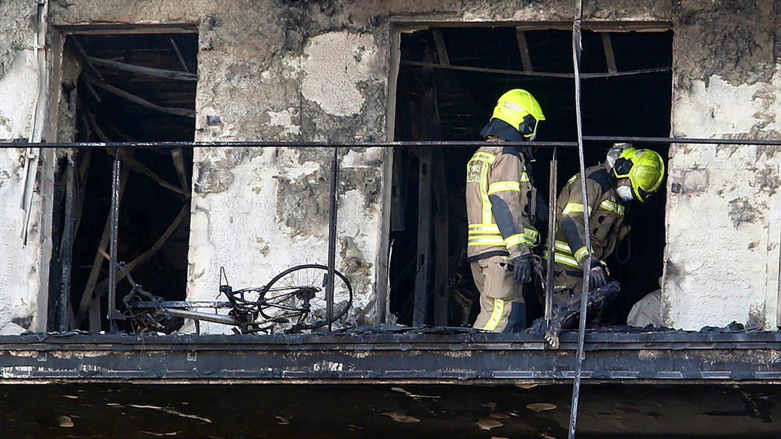 Los bomberos inspeccionan el interior del edificio.