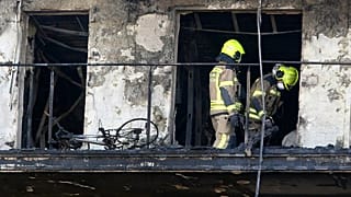 Los bomberos inspeccionan el interior del edificio.