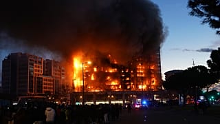 El Pais gazetesine göre, binada 138 daire ve 450 sakin bulunuyordu