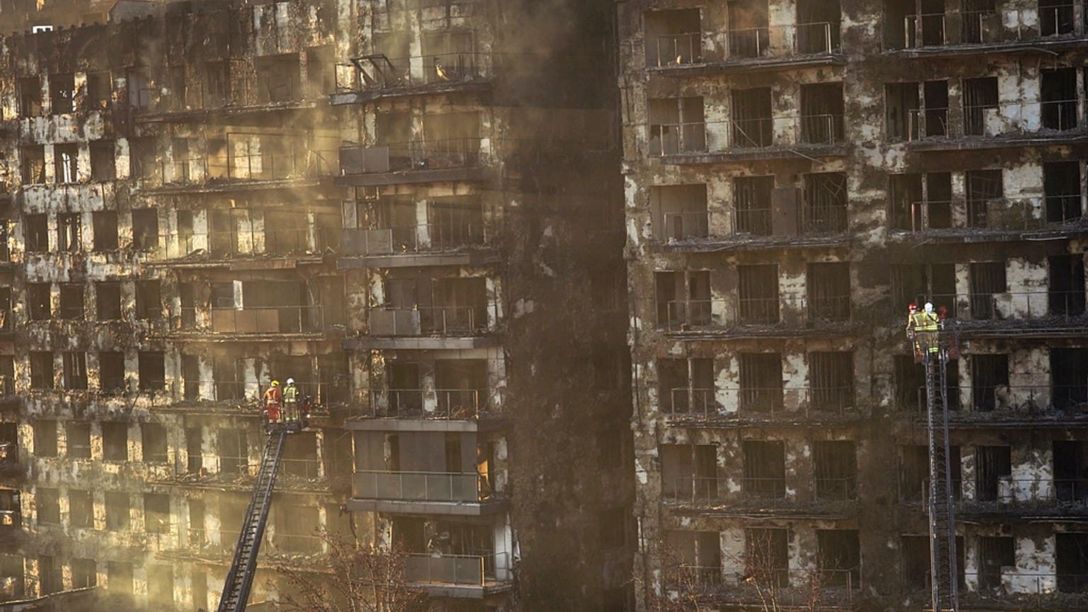 Bombeiros a trabalhar para extinguir o incêndio