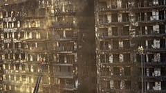 Πυροσβέστες εργάζονται για την κατάσβεση της πυρκαγιάς στη Βαλένθια