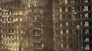 Bomberos trabajando en la extinción del incendio