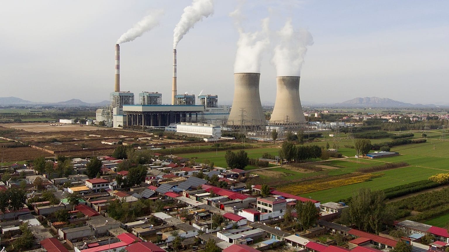 Çin'in kuzeyindeki Hebei eyaletindeki Dingzhou'da faaliyet gösteren kömürle çalışan Guohua Elektrik Santrali