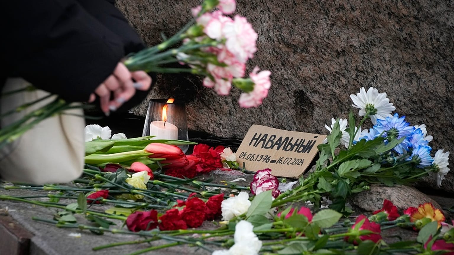Rusya'nın St. Petersburg kentinde bir cezaevi yakınlarında sevenleri, Aleksey Navalny için çiçekler bırakıp mumlar yakıyor