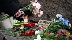 Rusya'nın St. Petersburg kentinde bir cezaevi yakınlarında sevenleri, Aleksey Navalny için çiçekler bırakıp mumlar yakıyor