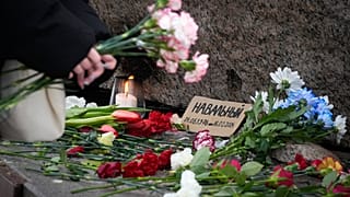 Rusya'nın St. Petersburg kentinde bir cezaevi yakınlarında sevenleri, Aleksey Navalny için çiçekler bırakıp mumlar yakıyor