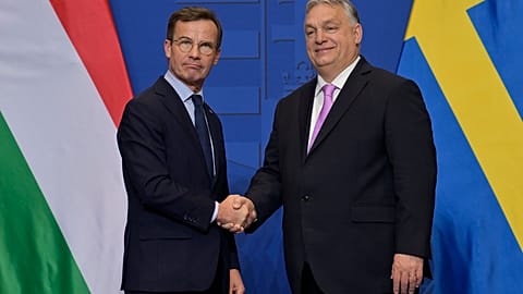 Le Premier ministre suédois Ulf Kristersson, à gauche, écoute son homologue hongrois Viktor Orbán à Budapest