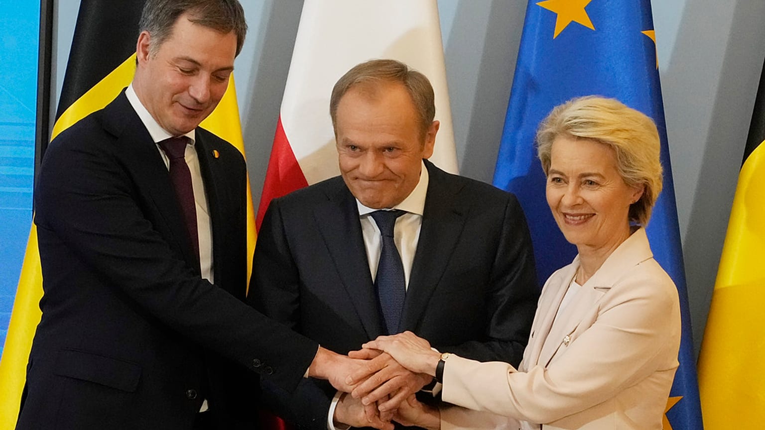 A presidente da Comissão Europeia com os primeiros-ministros belga e polaco em Varsóvia