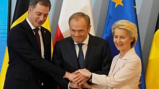 Ursula von der Leyen, az Európai Bizottság elnöke (jobbra), Alexander De Croo belga miniszterelnök (balra) és Donald Tusk lengyel miniszterelnök Varsóban
