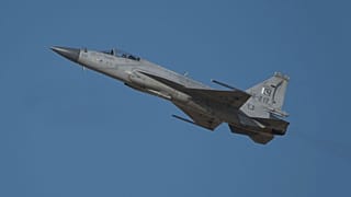 یک جت جنگنده JF-17 متعلق به ارتش پاکستان در نمایشگاه صنایع هوایی دبی در ۱۳ نوامبر ۲۰۲۳