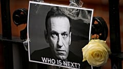 Üzerinde 'Sırada kim var?' yazılı merhum Navalny'nin fotoğrafı