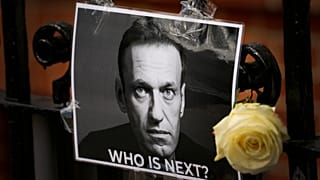 Üzerinde 'Sırada kim var?' yazılı merhum Navalny'nin fotoğrafı