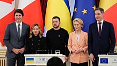 Джастин Трюдо, Джорджия Мелони, Владимир Зеленский, Урсула фон дер Ляйен, Александр де Кроо во время встречи со СМИ в Мариинском дворце в Киеве