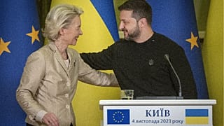 Der ukrainische Präsident Selenskyj, rechts, und die Präsidentin der Europäischen Kommission von der Leyen bei einer Pressekonferenz in Kiew, 4. November 2023.