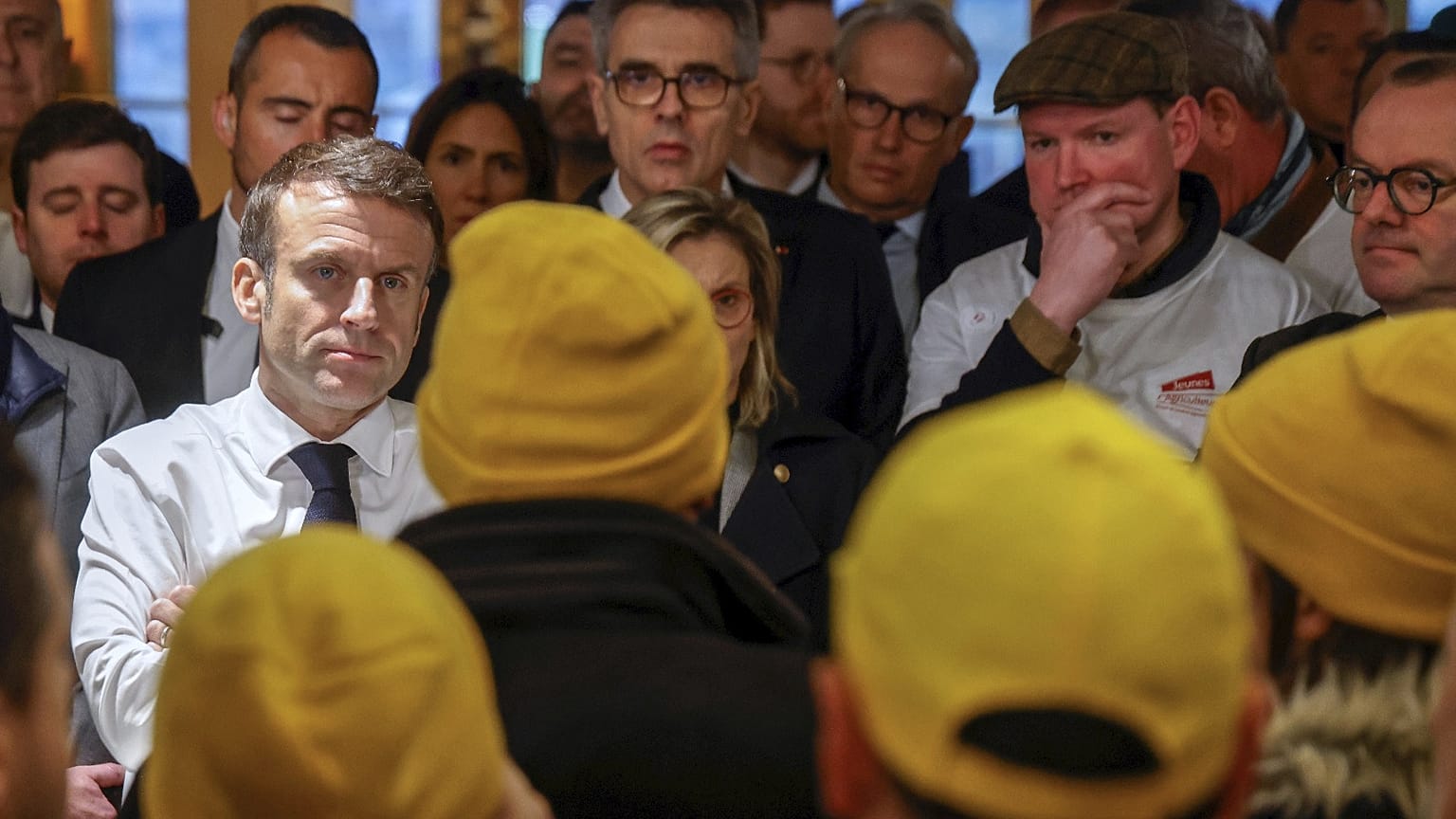 Fransa Cumhurbaşkanı Emmanuel Macron, solda, 24 Şubat 2024 tarihinde Paris'teki Uluslararası Tarım Fuarı'nın açılış gününde çiftçilerle konuşuyor.