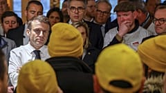 Fransa Cumhurbaşkanı Emmanuel Macron, solda, 24 Şubat 2024 tarihinde Paris'teki Uluslararası Tarım Fuarı'nın açılış gününde çiftçilerle konuşuyor.