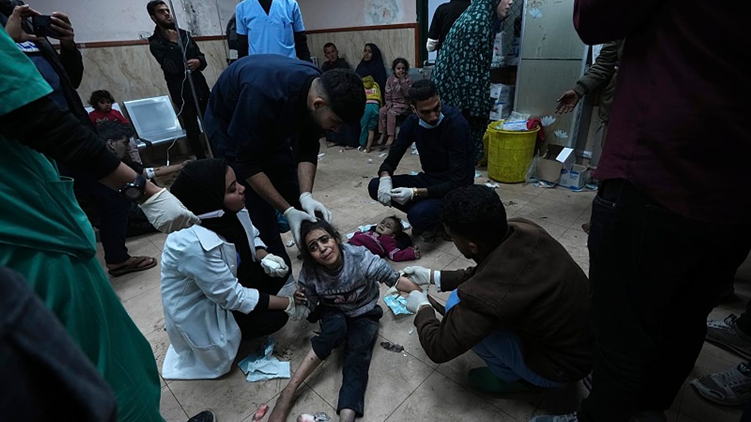 Los palestinos heridos en un bombardeo israelí son trasladados al hospital Al Aqsa, en Deir al Balah