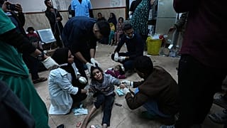 Los palestinos heridos en un bombardeo israelí son trasladados al hospital Al Aqsa, en Deir al Balah
