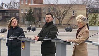 Les dirigeants occidentaux ont pris la parole depuis le tarmac de l'aéroport d'Hotomel près de Kyiv.