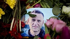 Gotas de lluvia cubren un retrato del líder opositor ruso Alexei Navalny, colocado entre flores frente a la embajada rusa en Berlín, el 21 de febrero de 2024. 