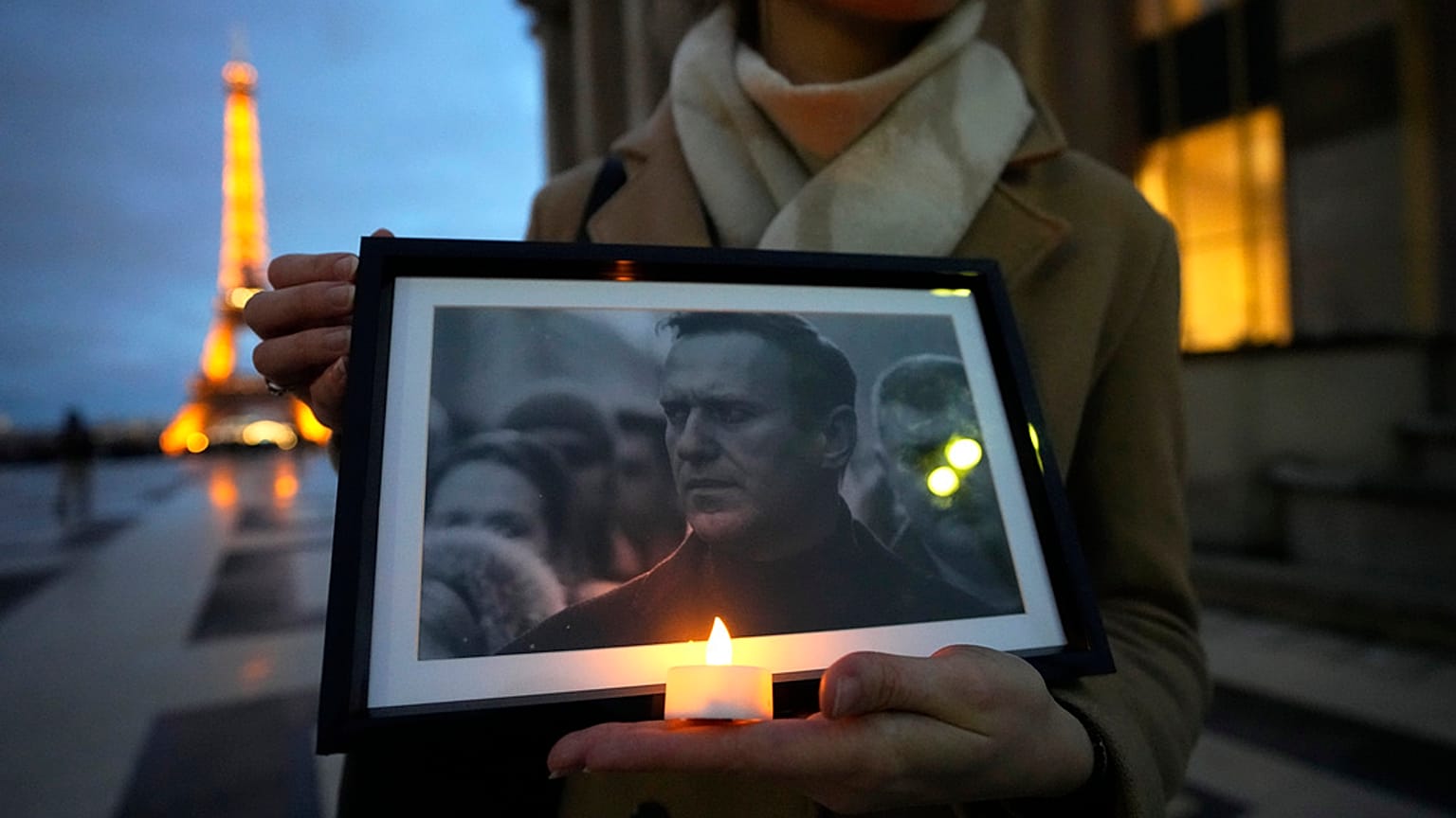 Gerbe de fleurs en hommage aux dissident disparu à Moscou.