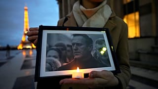 Gerbe de fleurs en hommage aux dissident disparu à Moscou.
