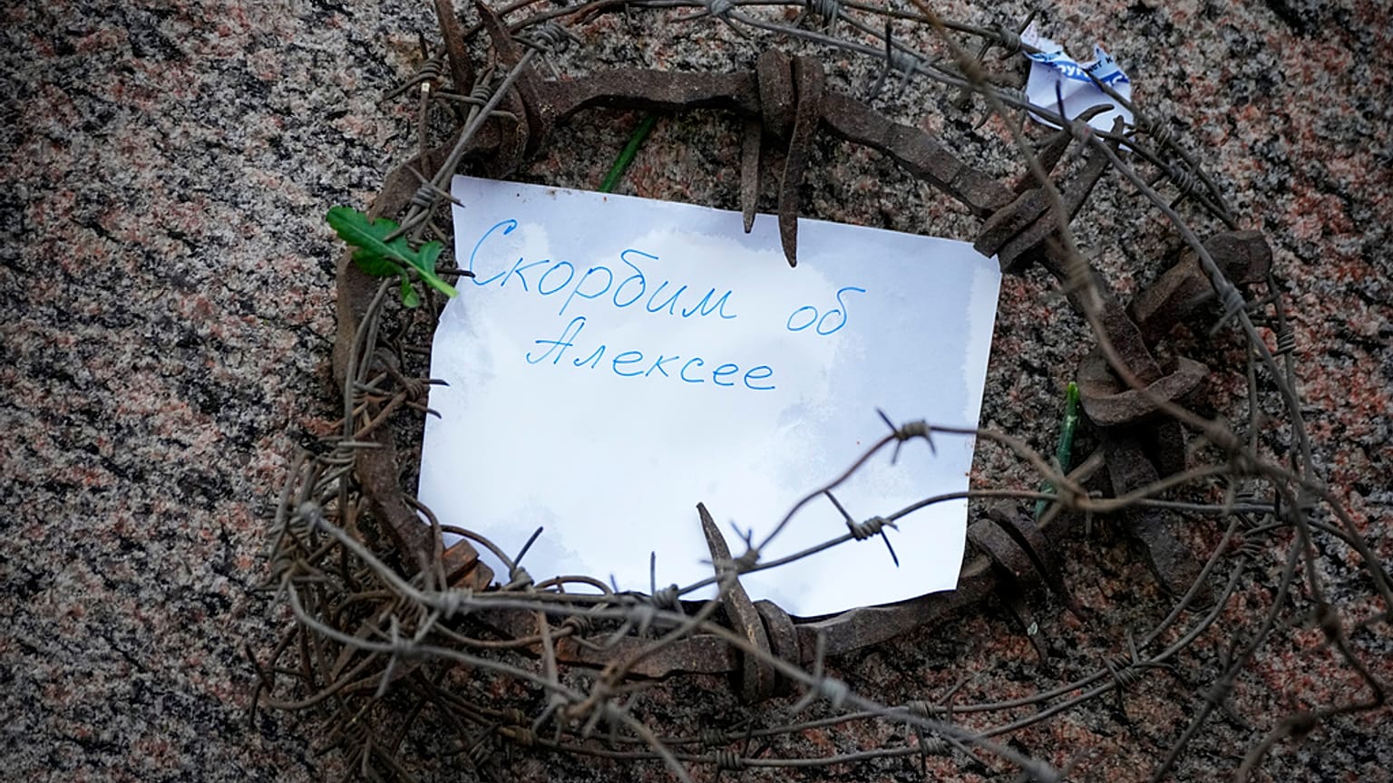 Zettel am Denkmal für die Opfer politischer Repression in St. Petersburg mit der Inschrift „Wir trauern um Alexej“. 24. Februar 2024