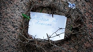 Zettel am Denkmal für die Opfer politischer Repression in St. Petersburg mit der Inschrift „Wir trauern um Alexej“. 24. Februar 2024