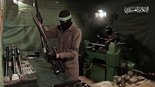كتائب القسام أثناء صناعة قناصة الغول