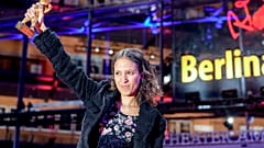 La réalisatrice franco-sénégalaise Mati Diop, après sa victoire à la Berlinale, samedi 24 février 2024.