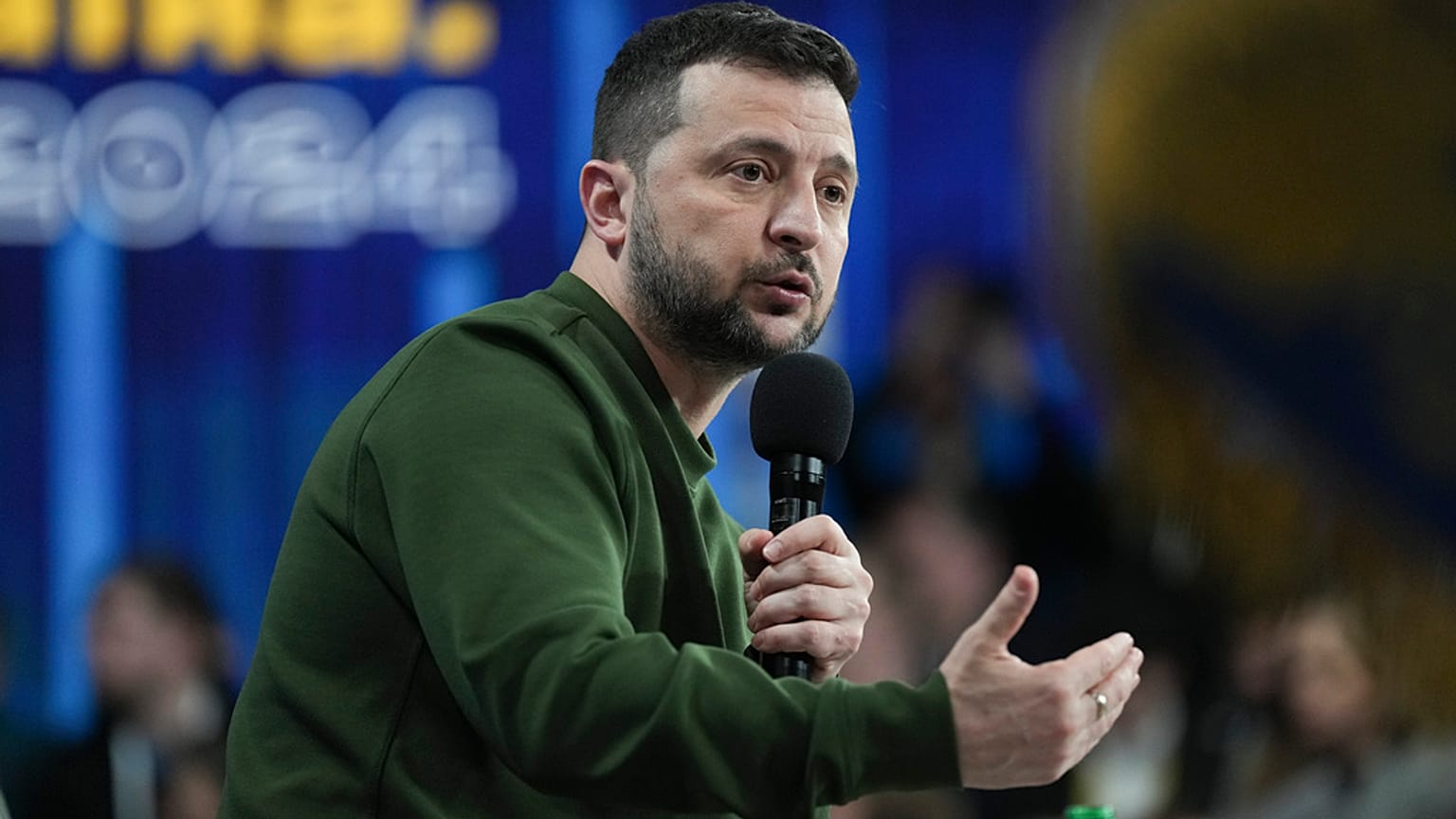 Президент Украины Владимир Зеленский отвечает на вопросы журналистов во время своей пресс-конференции в Киеве, Украина, воскресенье 25 февраля 2024 года.