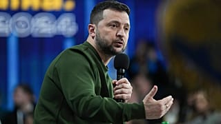 Президент Украины Владимир Зеленский отвечает на вопросы журналистов во время своей пресс-конференции в Киеве, Украина, воскресенье 25 февраля 2024 года.