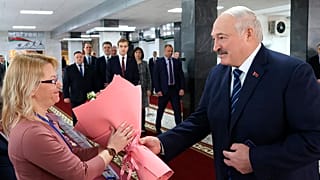 Alexandre Lukashenko en déplacement à la commission électorale, dimanche 25 février 2024.