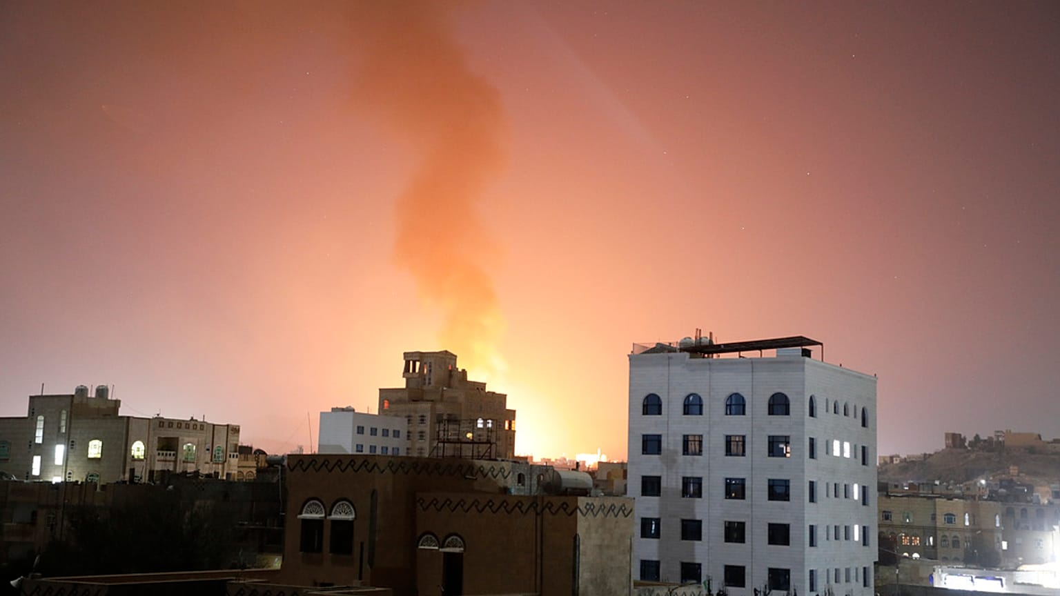 تصاعد الدخان بعد الغارات الجوية التي قادتها الولايات المتحدة على أهداف في صنعاء، اليمن، يوم الأحد 25 فبراير 2024.