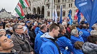 Néhány ezren gyűltek össze vasárnap délután a Kossuth téren 