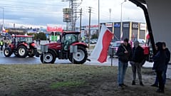 Polnische Bauern fahren am Dienstag, den 20. Februar 2024, in einem Konvoi Traktoren in Minsk Mazowiecki, Polen.