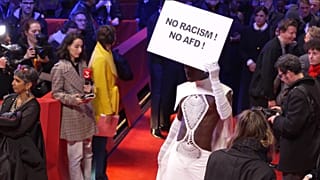 Pancarta contra el racismo en la alfombra roja de la Berlinale