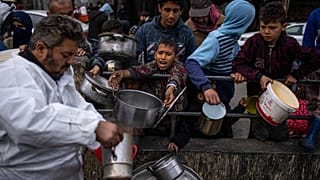 Раздача продуктов и других гуманитарных грузов беженцам и местному населению в секторе Газа