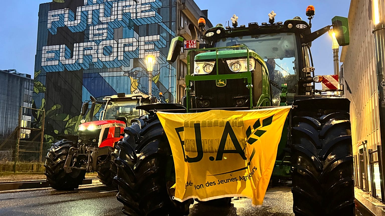 Τα πρώτα τρακτέρ καταφτάνουν στις Βρυξέλλες ενόψει της έκτακτης συνόδου των υπουργών Γεωργίας της ΕΕ